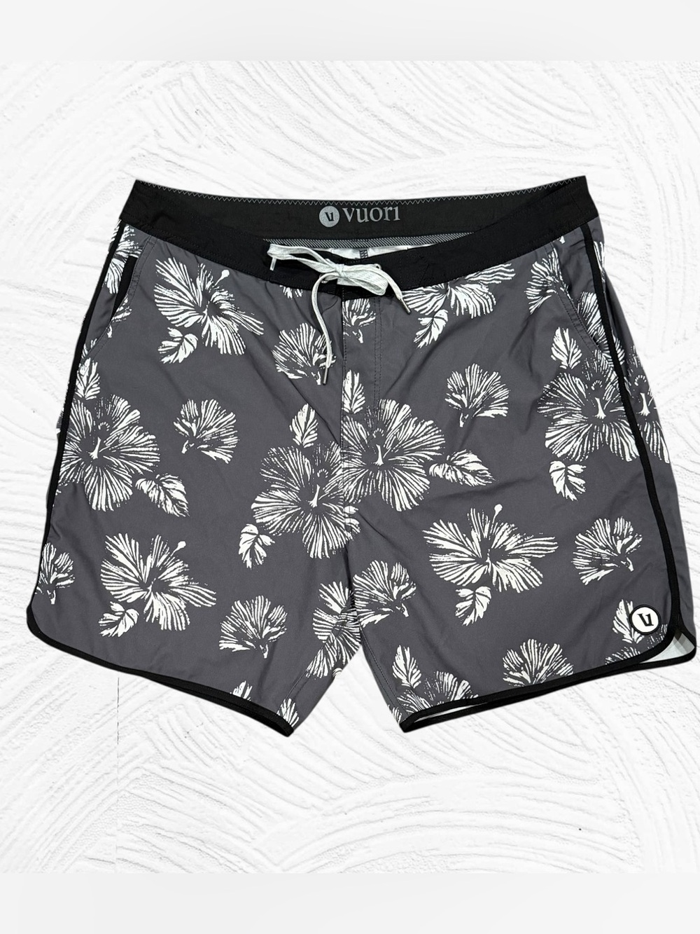 Vuori 7” Cruise Board Short/Swim Trunk, 38 Gray Hibiscus Vacation Beach Resort‎
